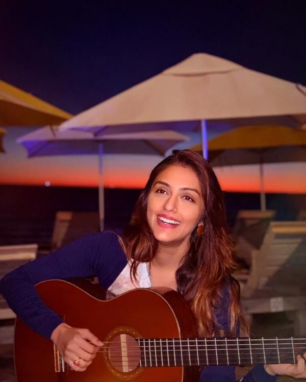 Aarti Chabria mängib kitarri