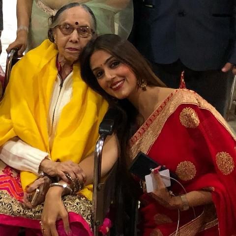 Aarti Chabria koos vanaemaga