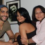 Himanshi Choudhary med mor og bror