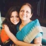 Drashti Dhami med sin mor