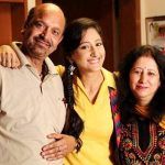 Shivya Pathania con sus padres