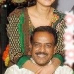 Anushka Shetty isänsä kanssa