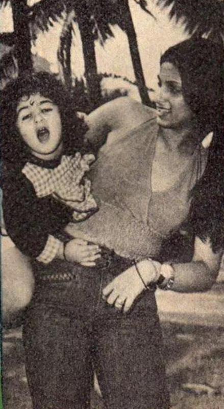 Fotografija Twinkle Khanne iz djetinjstva s majkom Dimple Kapadia