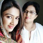 Farnaz Shetty dengan ibunya