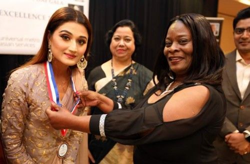 Ang Arushi Nishank na tumatanggap ng medalya at gantimpala para sa Nangungunang 20 Global Women of Excellence 2020