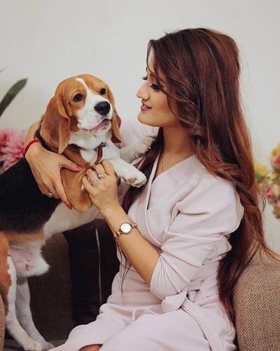 Arushi Nishank met haar hond Tazz