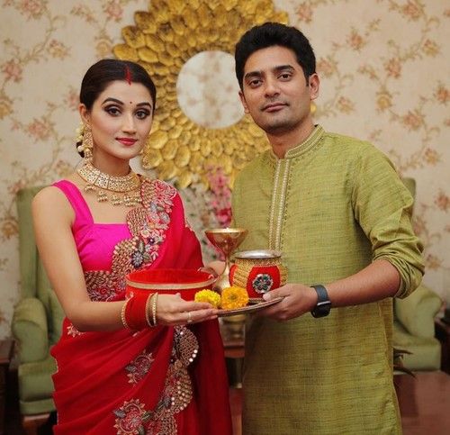 Arushi Nishank com seu marido, Abhishek Pant