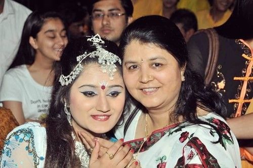 Arushi com sua mãe Kusum Kanta Pokhriyal