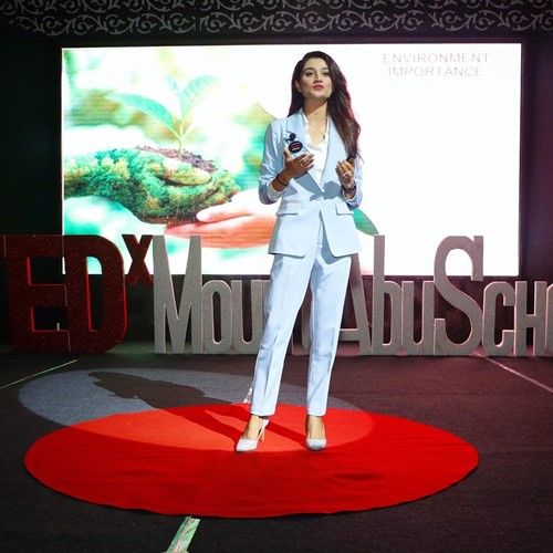 Arushi Nishank falando no evento Tedx Mount Abu School