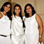 Barkha Bisht con le sue sorelle