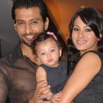 Barkha Bisht ar vīru un meitu