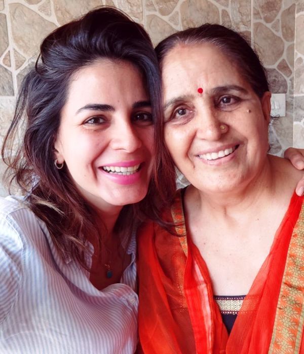 သူမ၏မိခင်နှင့်အတူ Kirti Kulhari