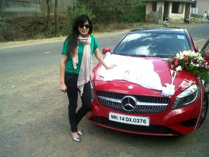 Kirti Kulhari met haar auto