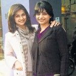 Prachi Desai với cô ấy em gái Esha Desai