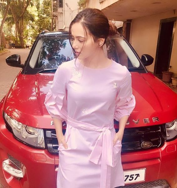 ثناء خان اپنی کار کے ساتھ پوز پوچھ رہی ہیں