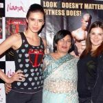 Urvashi Sharma med moren og søsteren