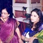Madhuri Dixit cùng mẹ