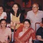 Madhuri Dixit con sus padres y hermanas