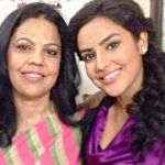 Priya Anand mit ihrer Mutter