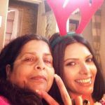 Sherlyn Chopra annesiyle birlikte