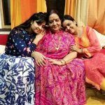 Η Shubhi Sharma με τη μητέρα και την αδερφή της