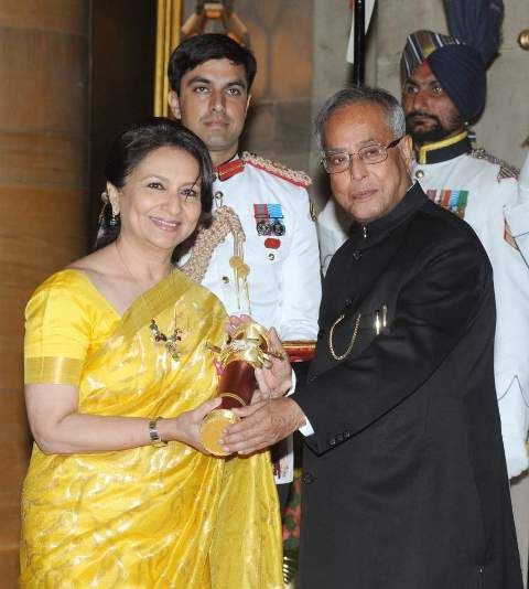 Шармила Тагоре приема Падма Бхушан от президента на Индия