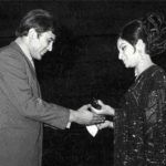 Шармила Тагор получава награда Filmfare