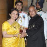 Шармила Тагоре приема Падма Бхушан от президента на Индия