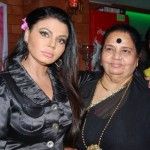 Ракхи Савант са мајком
