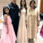 Srishti Jain con la sua famiglia