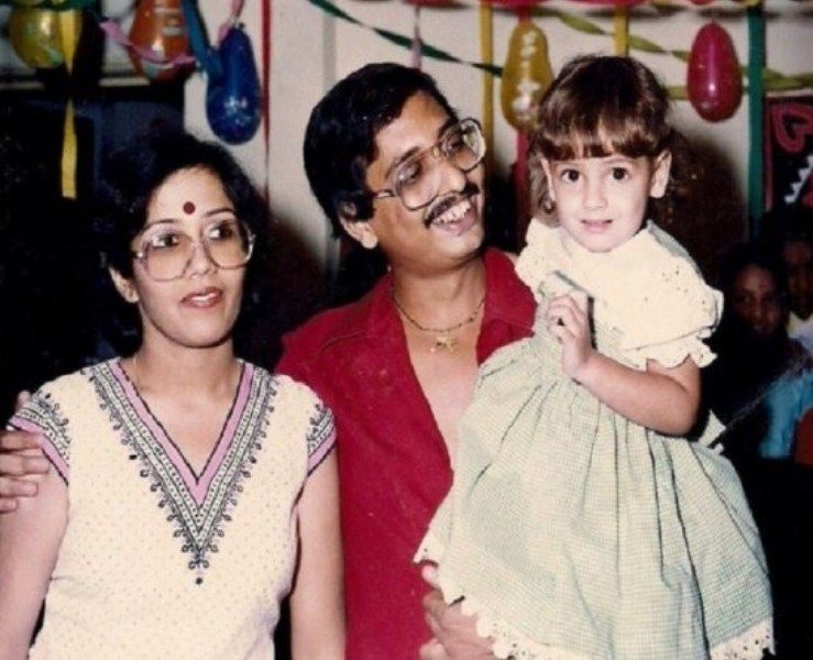 दीया मिर्जा अपने सौतेले पिता और मां के साथ