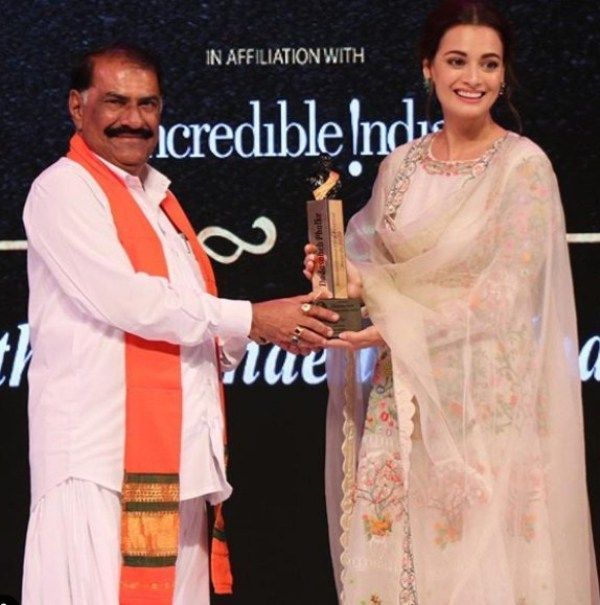 Dia Mirza Receiving her Dadasaheb Phalke International Film Festival Award