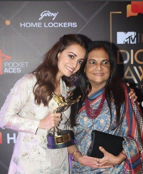 Dia Mirza koos emaga ja IWM Digital Awards 2019 Trophy