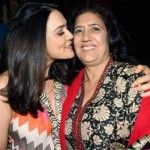 Preity Zinta med sin mor Nilprabha