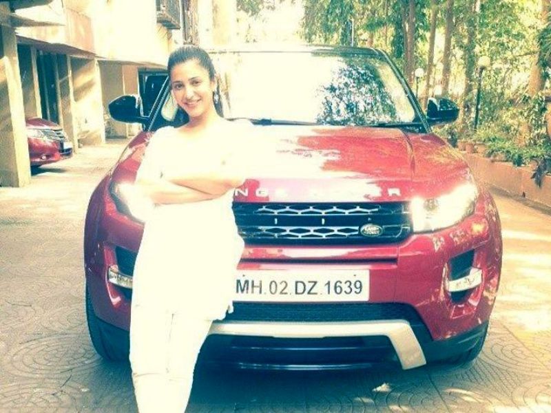 Shruti Haasan mit ihrem Auto