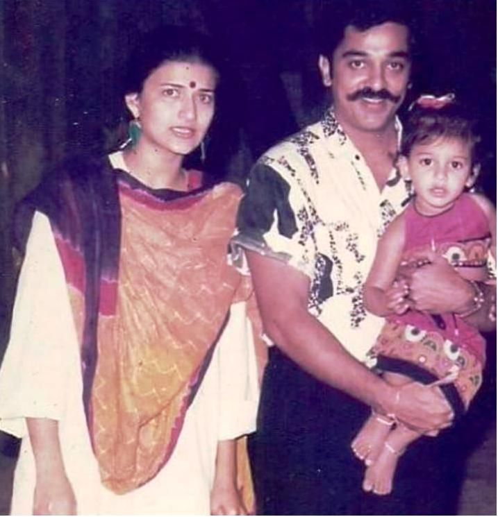 Vanha kuva Shruti Haasanista vanhempiensa kanssa