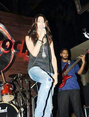 Shruti Haasan esiintyy bändinsä kanssa