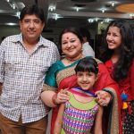 Supriya Shukla abikaasa ja tütardega