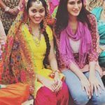 Shivani Saini con Nargis Fakri en la película 5 Weddings