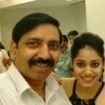 Shivani Saini isänsä Rajender Saini kanssa