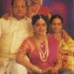 Sridevi (miejsce siedzące) z rodzicami i siostrą Lathą