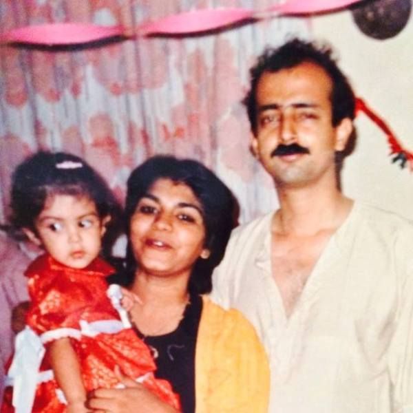 Rhea Chakraborty ar saviem vecākiem attēls bērnībā