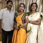 Navya Nair com os pais