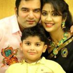 Navya Nair su vyru Santhoshu Menonu ir sūnumi Sai Krišna