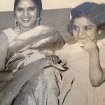 Natasha Rastogi (jeugd) met haar moeder Rachna Khanna