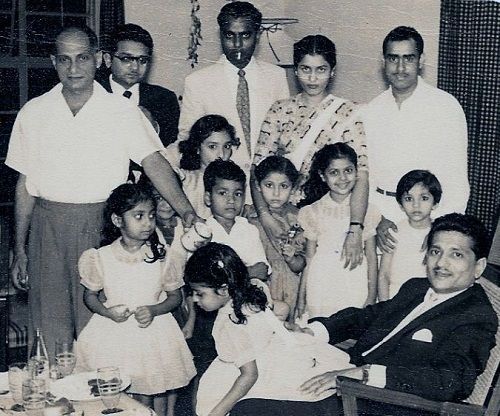 Stará fotografia Shashikaly s rodinou (stojí druhá zľava)