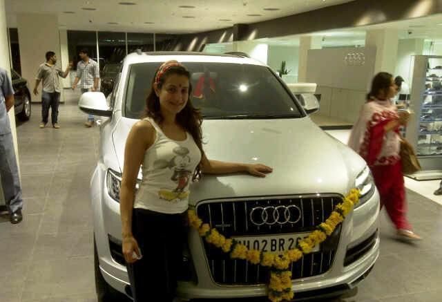 Ameesha Patel sa svojim automobilom