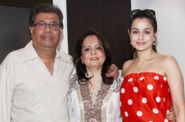 Ameesha Patel koos vanematega