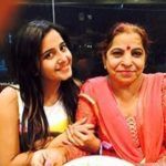 केट शर्मा अपनी मां के साथ