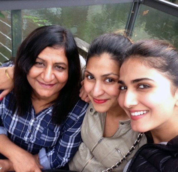 Vaani Kapoor avec sa mère et sa soeur